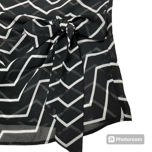 Chaps Womens SZ S Chevron Black & White Top Sheer Asymmetrical Hem Bow At Waist - Picture 2 of 14